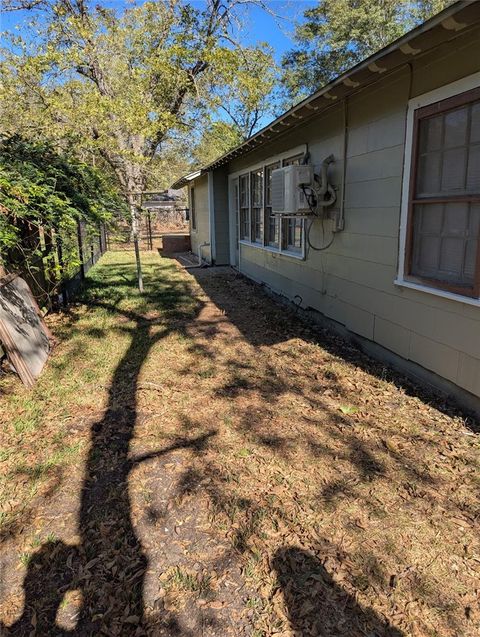 Tiny photo for 1102 Post Oak Street, Hearne, TX 77859 (MLS # 26006321)