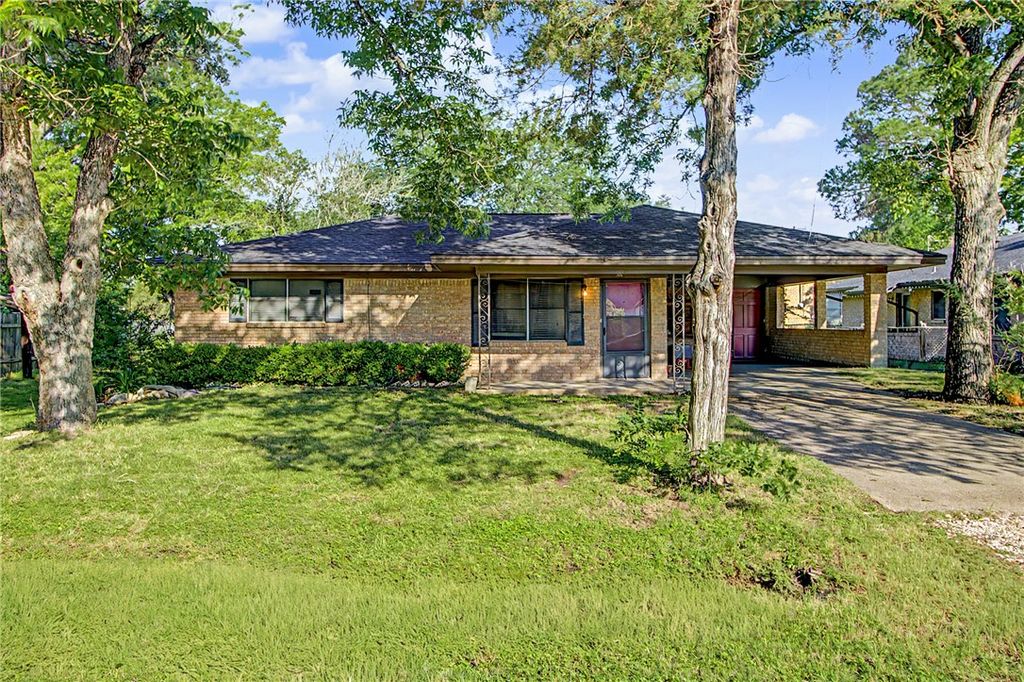 Photo of 1102 W 9th Street, Caldwell, TX 77836 (MLS # 26005607)