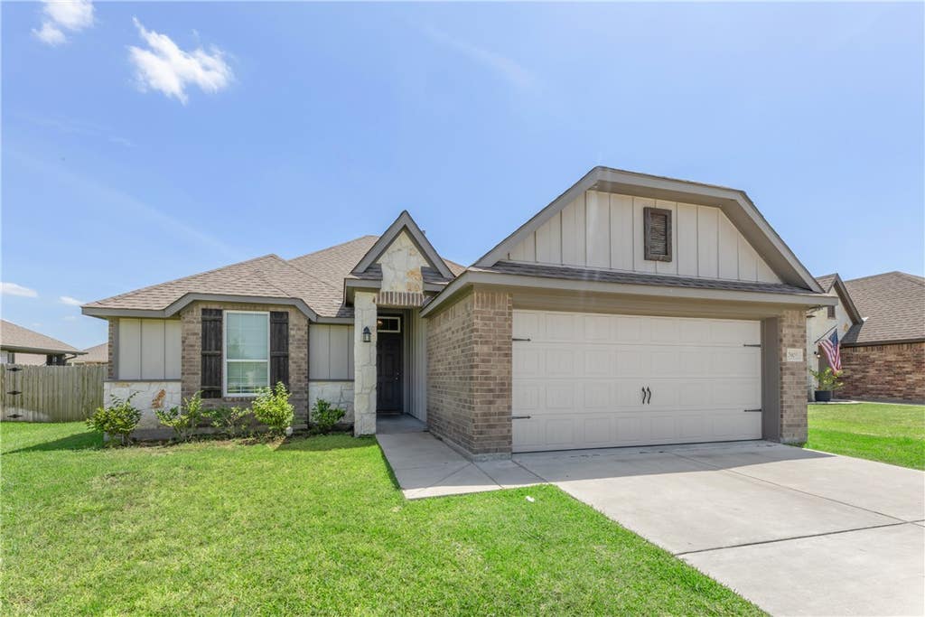 Photo of 7905 Putter Place, Navasota, TX 77868 (MLS # 26009406)