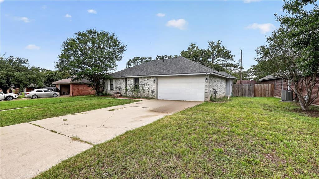 Photo of 2402 Westwood Main Drive, Bryan, TX 77807 (MLS # 26009239)