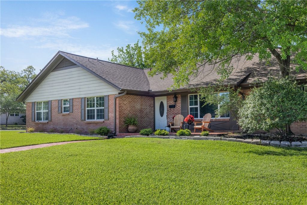 Photo of 800 Esther Boulevard, Bryan, TX 77802 (MLS # 26003952)
