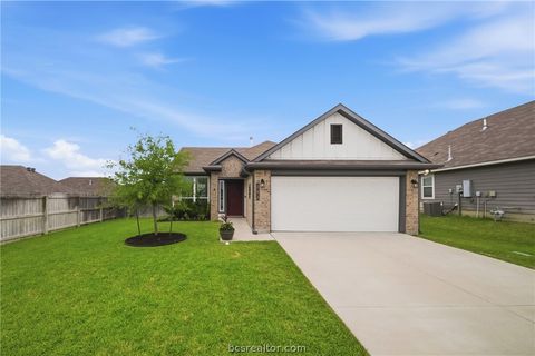 Photo of 203 36th Ridge Rdg, Caldwell, TX 77836 (MLS # 26005337)