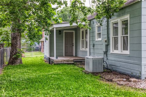 Tiny photo for 408 N Hunt Street, Bellville, TX 77418 (MLS # 26005253)