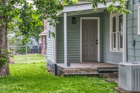 Tiny photo for 408 N Hunt Street, Bellville, TX 77418 (MLS # 26005253)