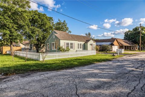 Tiny photo for 408 N Hunt Street, Bellville, TX 77418 (MLS # 26005253)