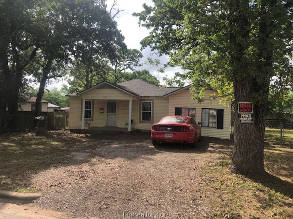 Photo of 806 E 1st Street E, Hearne, TX 77859 (MLS # 26004417)