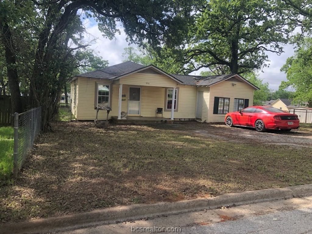 Photo of 806 E 1st Street E, Hearne, TX 77859 (MLS # 26004417)