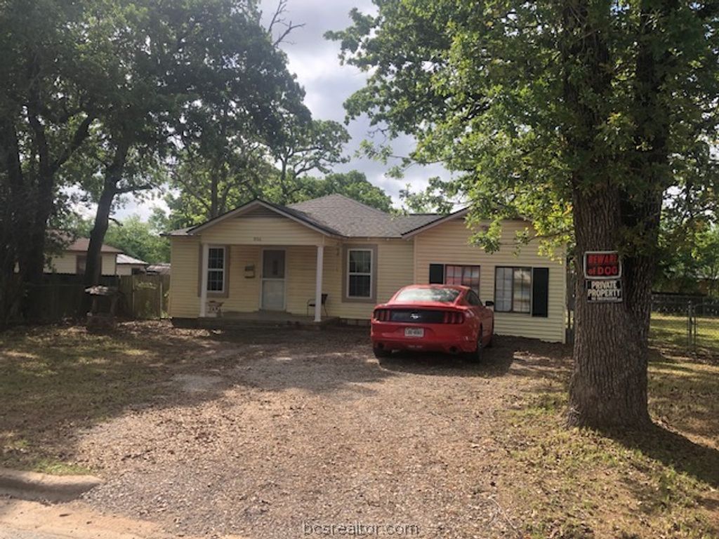 Photo of 806 E 1st Street E, Hearne, TX 77859 (MLS # 26004417)