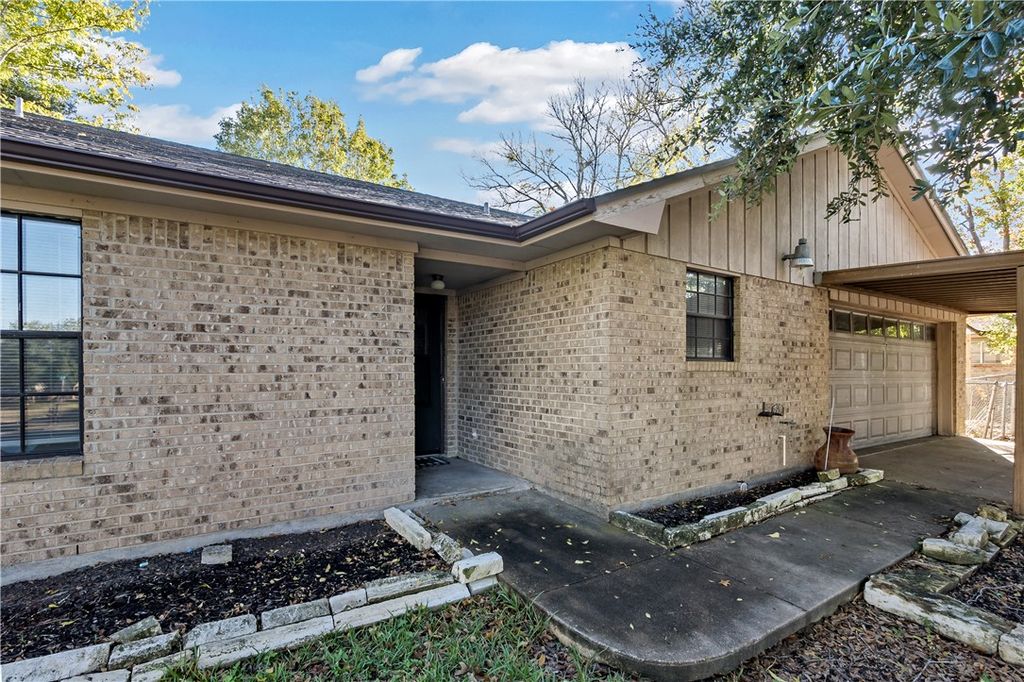 Photo of 1726 Neal Street, Navasota, TX 77868 (MLS # 25012412)
