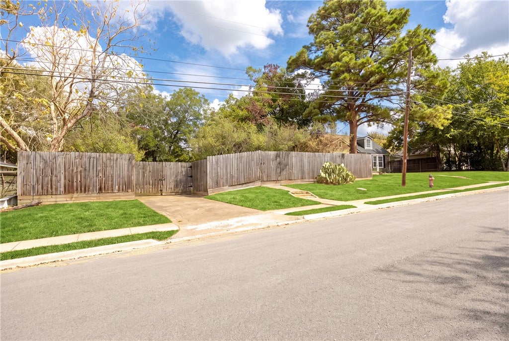 Photo of 906 W First Street, Brenham, TX 77833 (MLS # 26010930)