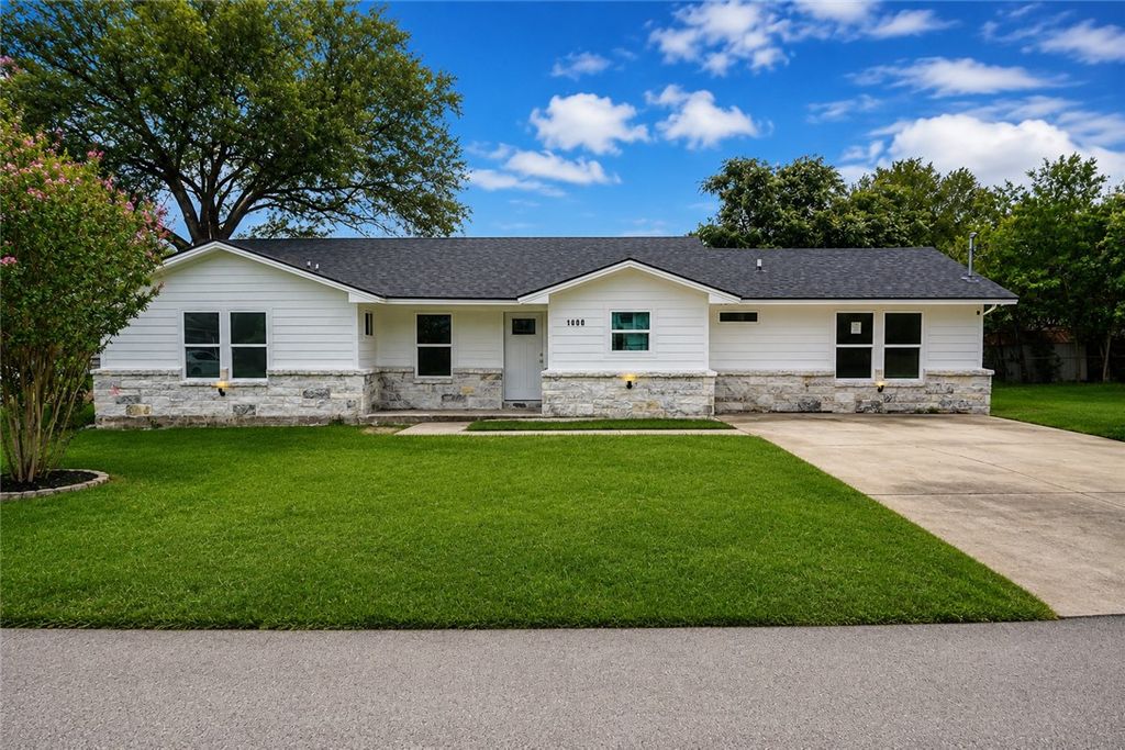 Photo of 1000 N Sterling Avenue, Bryan, TX 77803 (MLS # 26005592)