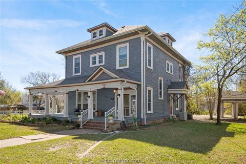 Photo of 1121 Ursuline Avenue, Bryan, TX 77803 (MLS # 26003013)