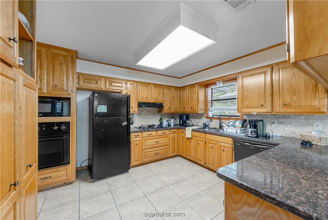 College Station, Texas 77840, United States, 4 Bedrooms Bedrooms, ,2 BathroomsBathrooms,Residential,Pending,48285