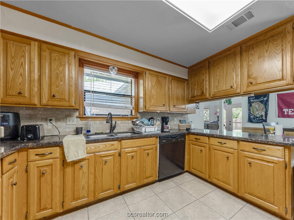 College Station, Texas 77840, United States, 4 Bedrooms Bedrooms, ,2 BathroomsBathrooms,Residential,Pending,48285