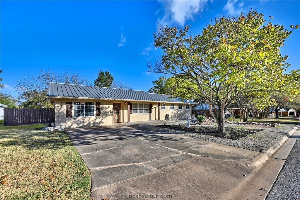 Photo of 1006 Top Hill Dr, Brenham, TX 77833 (MLS # 26006055)