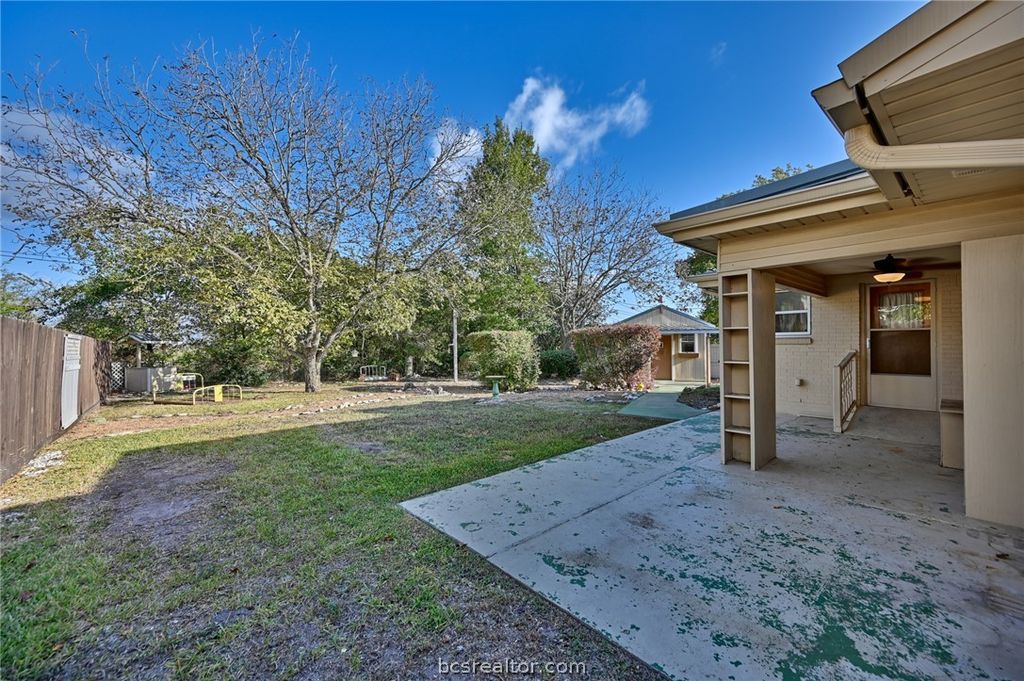 Photo of 1006 Top Hill Dr, Brenham, TX 77833 (MLS # 26006055)