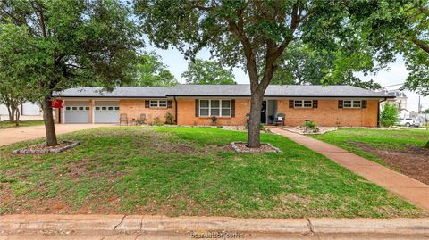 Photo of 405 N Main Street, Franklin, TX 77856 (MLS # 26005355)