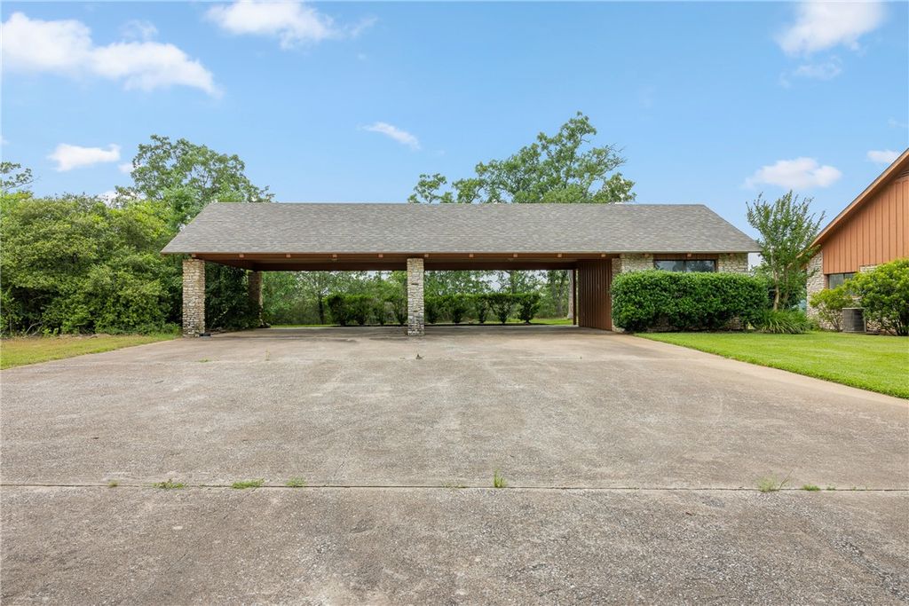 Photo of 4732 West US Highway 79, Franklin, TX 77856 (MLS # 25009932)