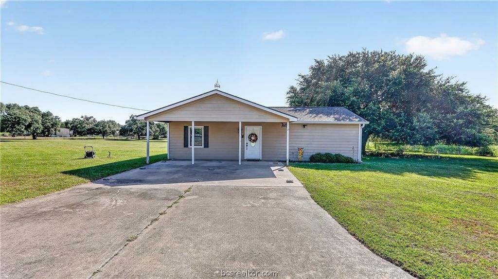 Photo of 511 Lakeview, Somerville, TX 77879 (MLS # 26009106)