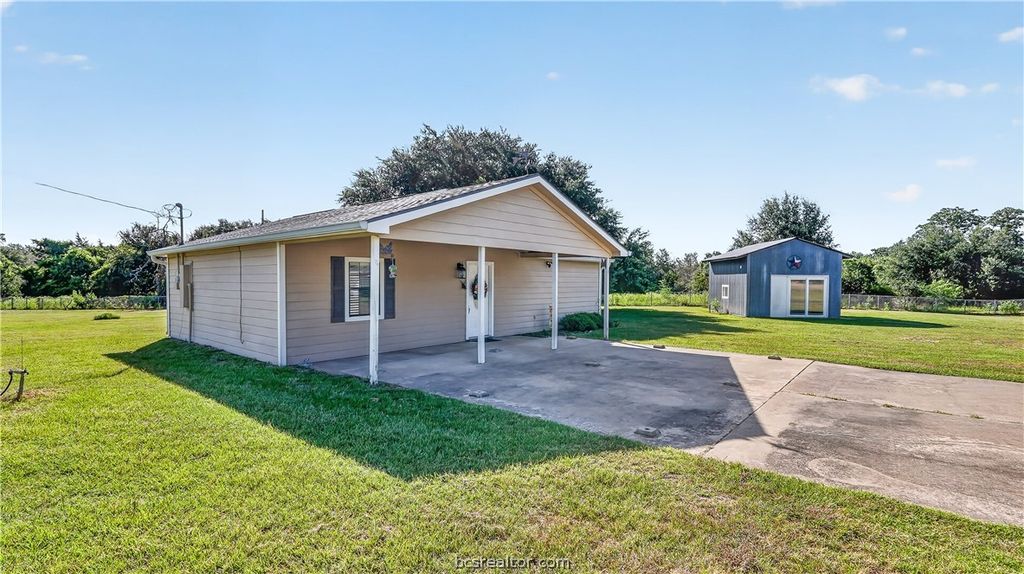 Photo of 511 Lakeview, Somerville, TX 77879 (MLS # 26009106)
