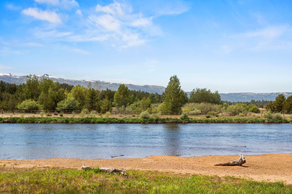100' of Payette River Frontage