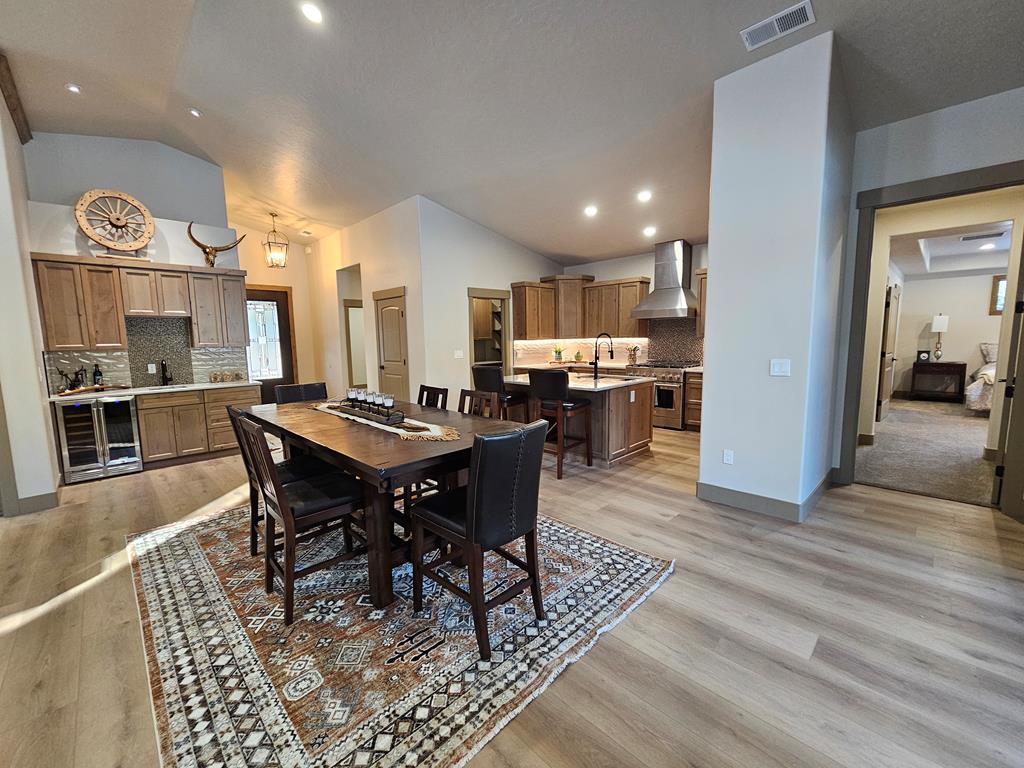 Dining & bar area