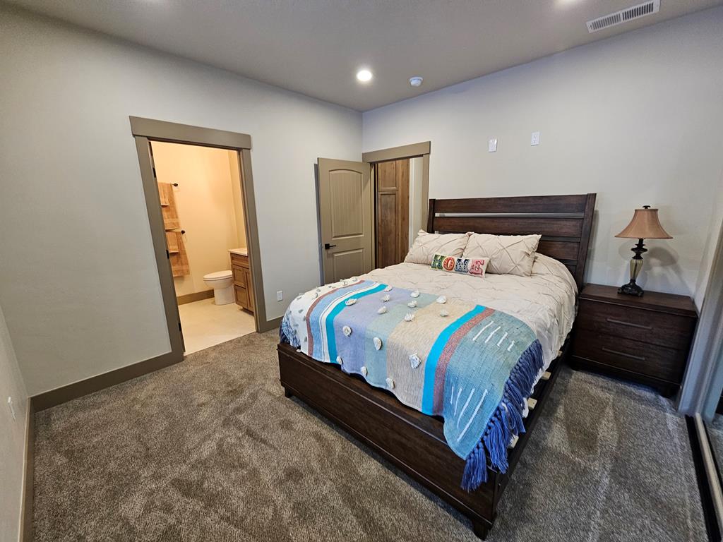 Guest bedroom with ensuite bath
