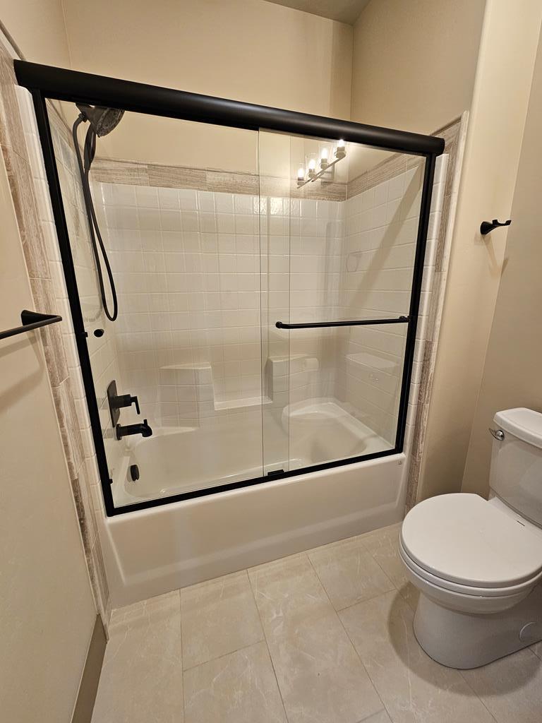 Guest bathroom w/tub/shower