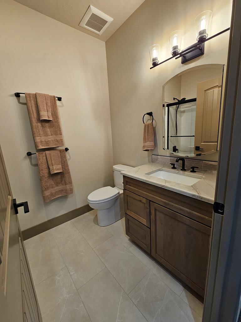 Ensuite bath in guest room 1