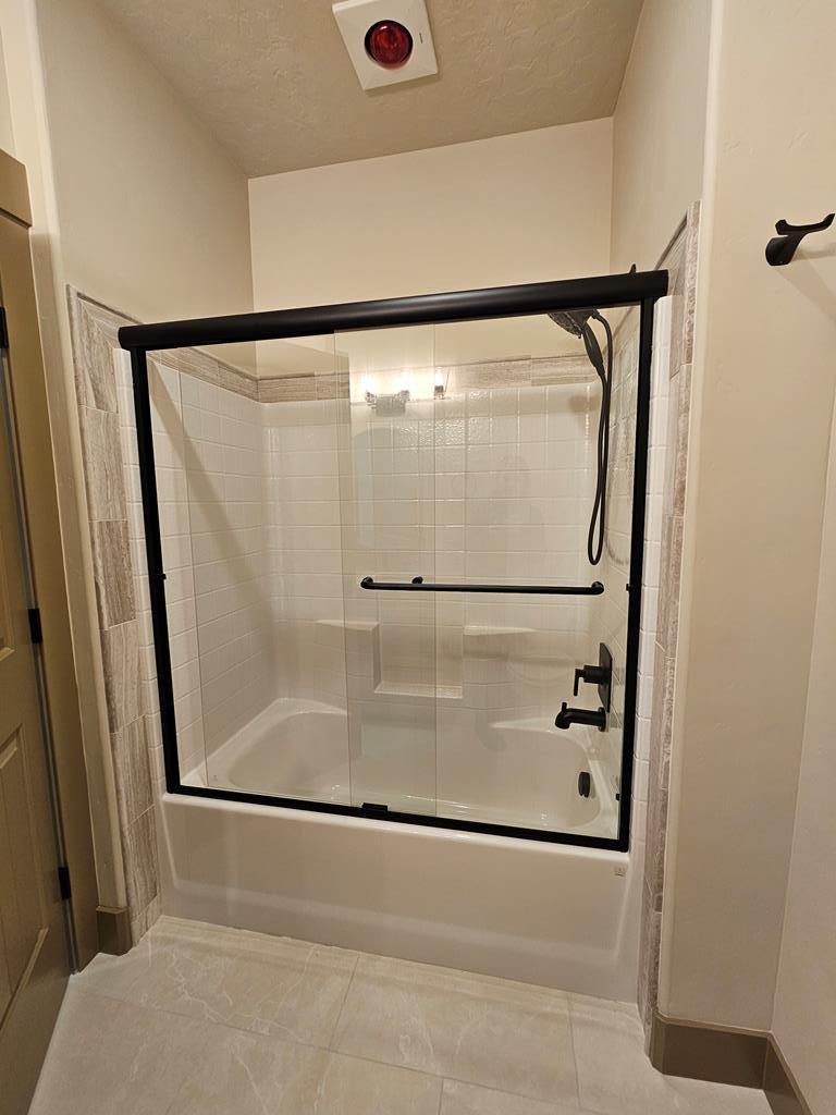 Tub/shower combo in ensuite bath