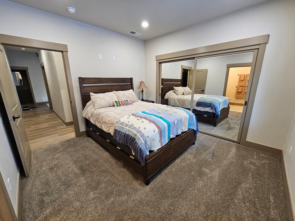 Guest bedroom with ensuite bath
