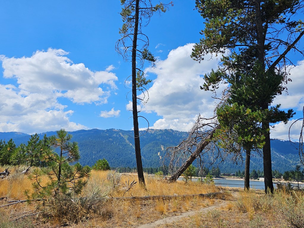 Public beach & lake access a couple of lots to the