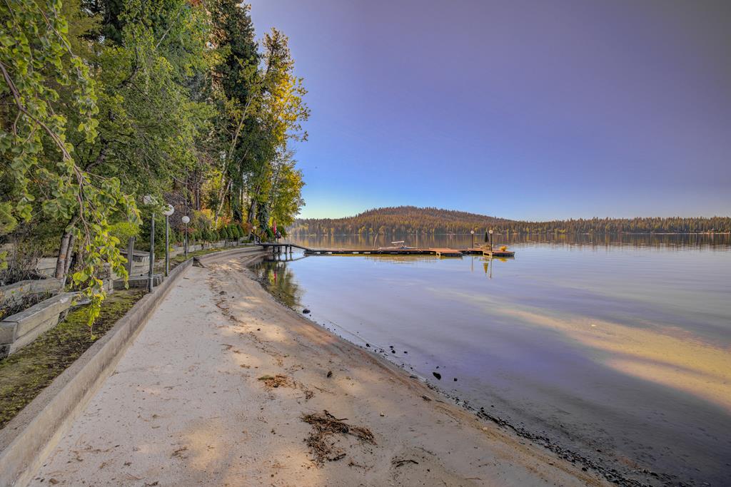 Sandy beach between the docks.