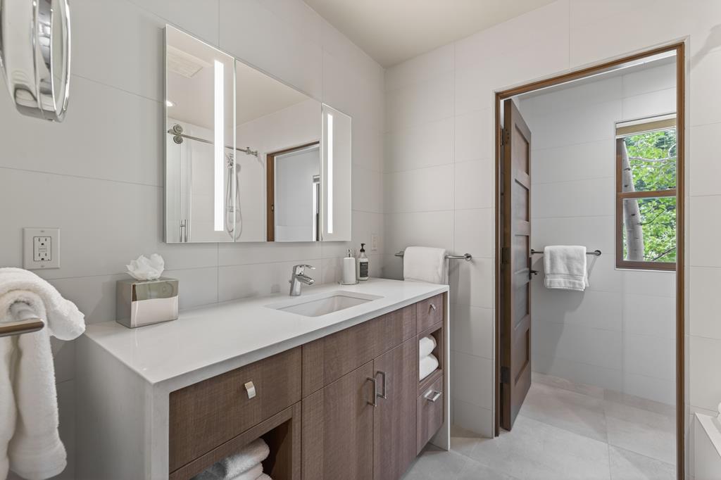 Upstairs En-Suite Bathroom #3