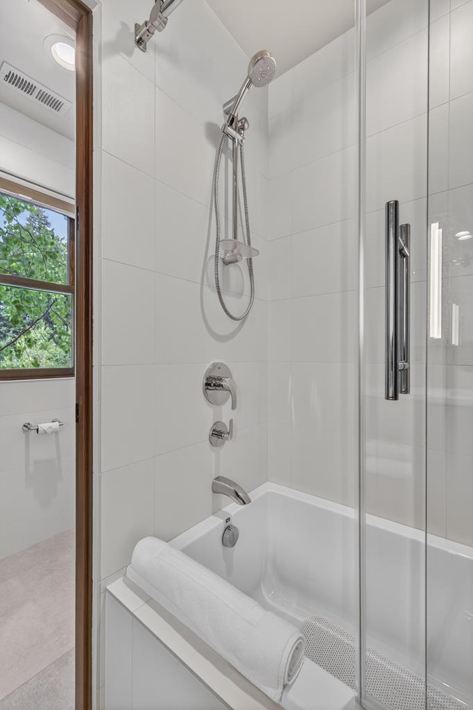 Upstairs En-Suite Bathroom #3 with tub