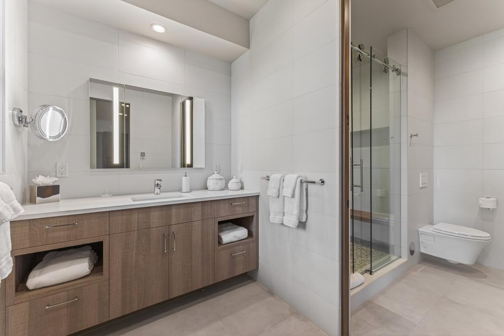Downstairs En-Suite Bathroom #4