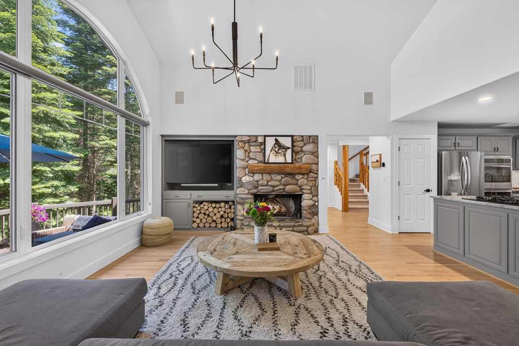 Light Bright Entertaining Livingroom