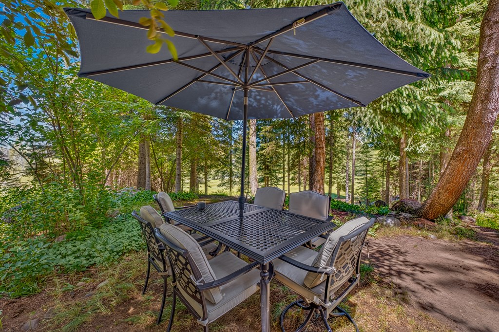 Additional Entertainment Area off the Back Deck