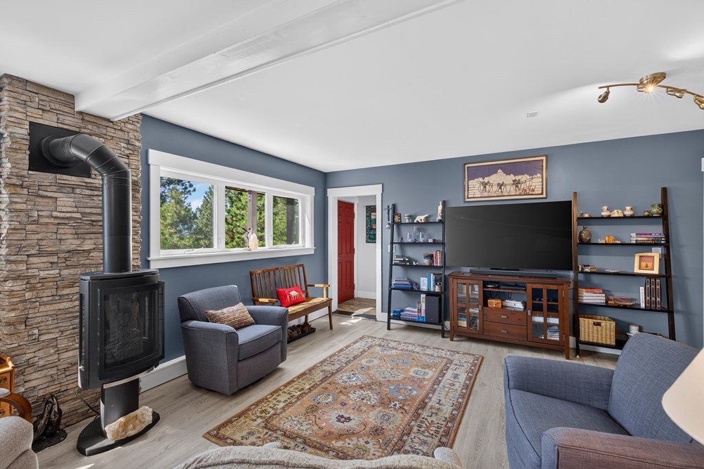 Entry level suite w Jotul propane stove
