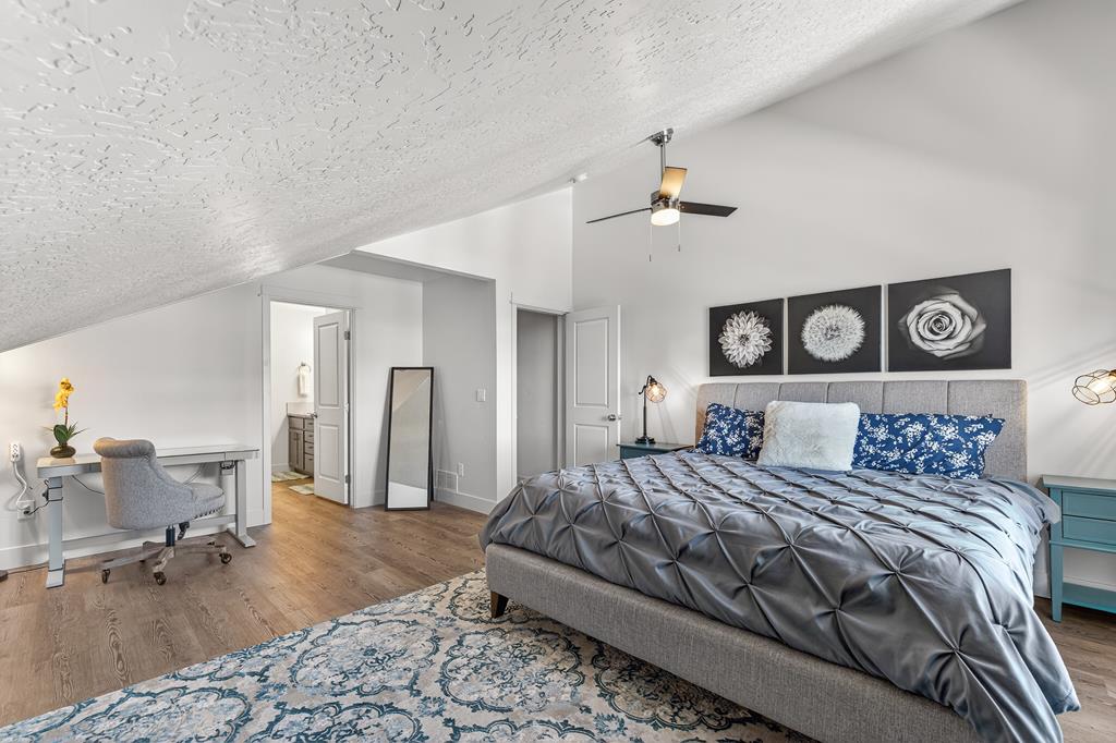 Vaulted ceilings, office area in primary.