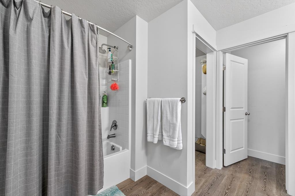 Tub/shower combo in primary bath.
