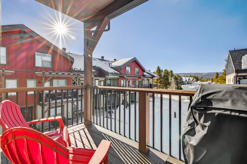 West facing deck for BBQs.