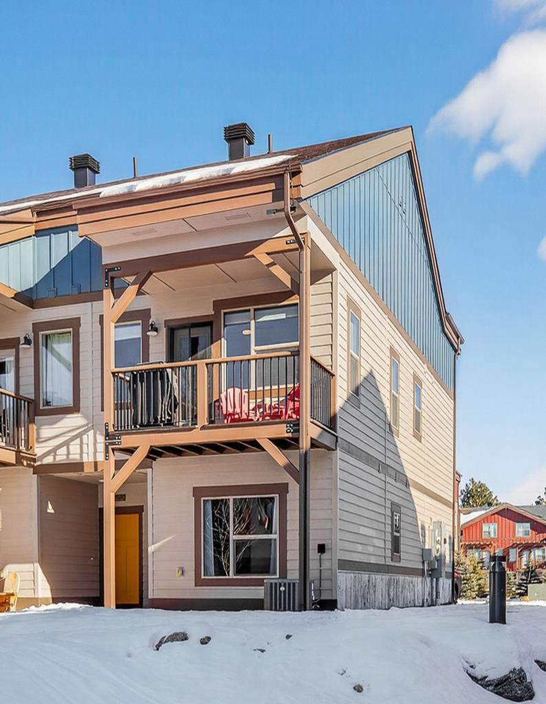 End unit with private deck.