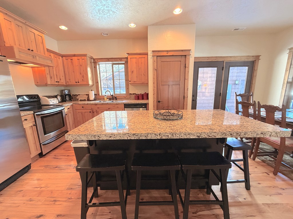 Breakfast Bar & Granite Countertops