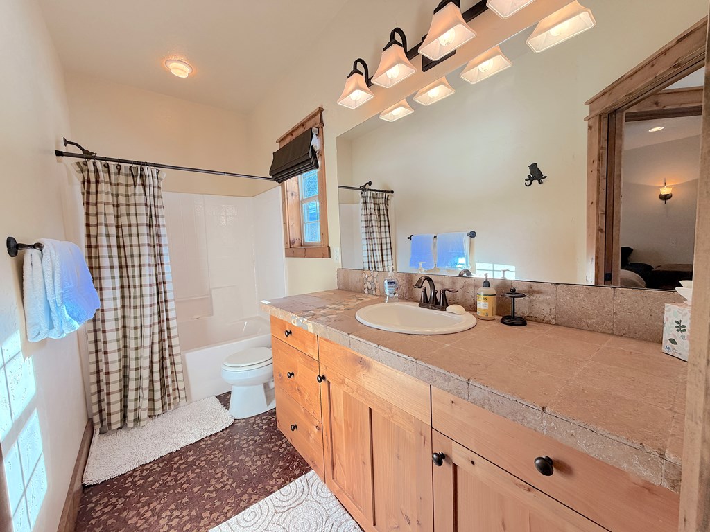 Spacious Full Bathroom on Main
