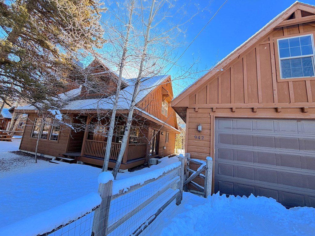 Detached 2-Car Garage w/ Guest Rm