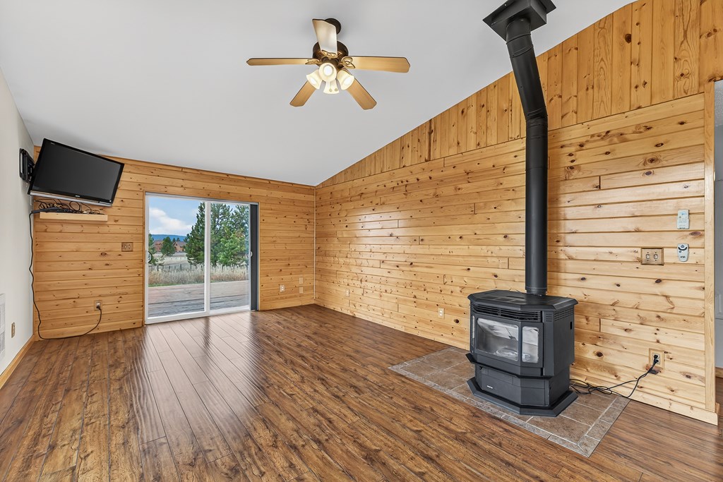 Pellet stove for heat