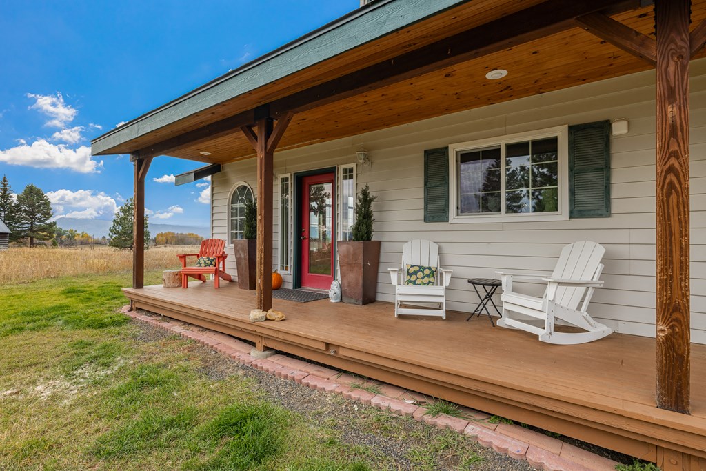 Nice front deck to view mountains