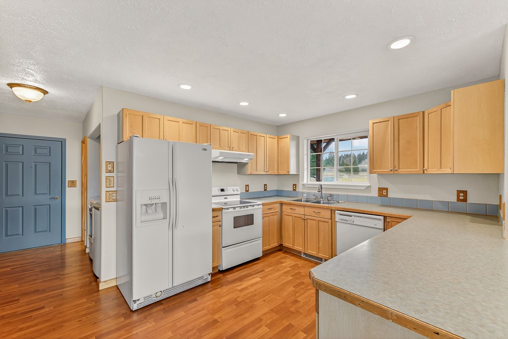 Kitchen appliances included