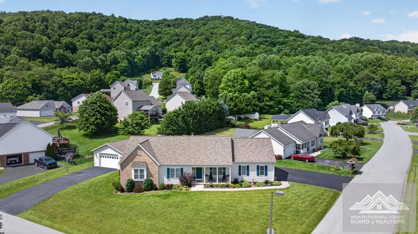 398 BRANDON DR, BLUEFIELD, VA 24605 - Image e32daa85bd65bde566e67d3543b9cdd7/1375954391